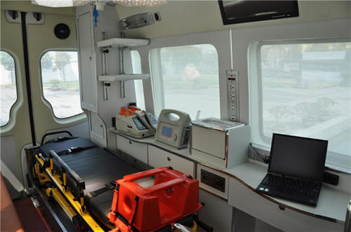 巴彦县救护车内部